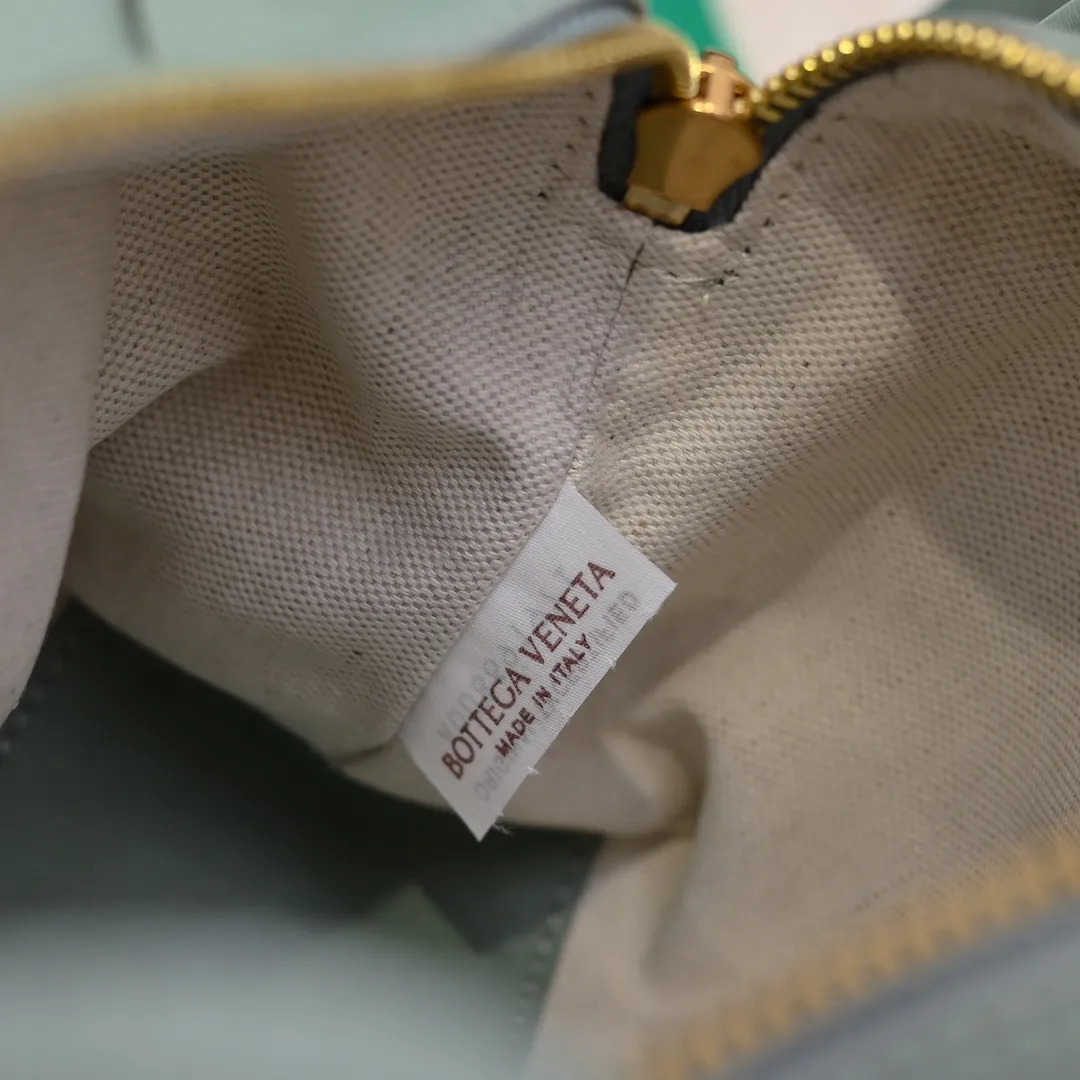 Batch 1360 BOTTEGA VENETA 2024 new loop is here! ! Many girls who like BV have owned the Loop bag. It has a simple appearance, classic weaving, and a compact and lightweight bag shape. This innovation continues the "camera bag" shape. Unlike the traditional Loop bag, which can only be worn as a crossbody bag, this innovation It can be carried by hand or cross-body, satisfying both the concave shape and daily needs. The oversized buckle can be folded and used as a handle. The sultry heat in summer ☀️ usually reduces people's desires. Having a lightweight bag will greatly enhance the happiness of traveling🫧 Style number: 6615 Size: 19*12*9cm